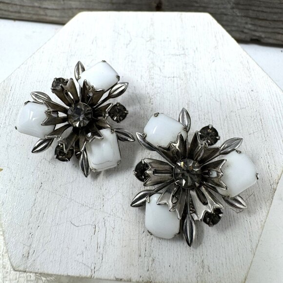 Vintage White Floral Clip-On Earrings With Rhinestones & Silver-Tone Metal - Picture 4 of 6